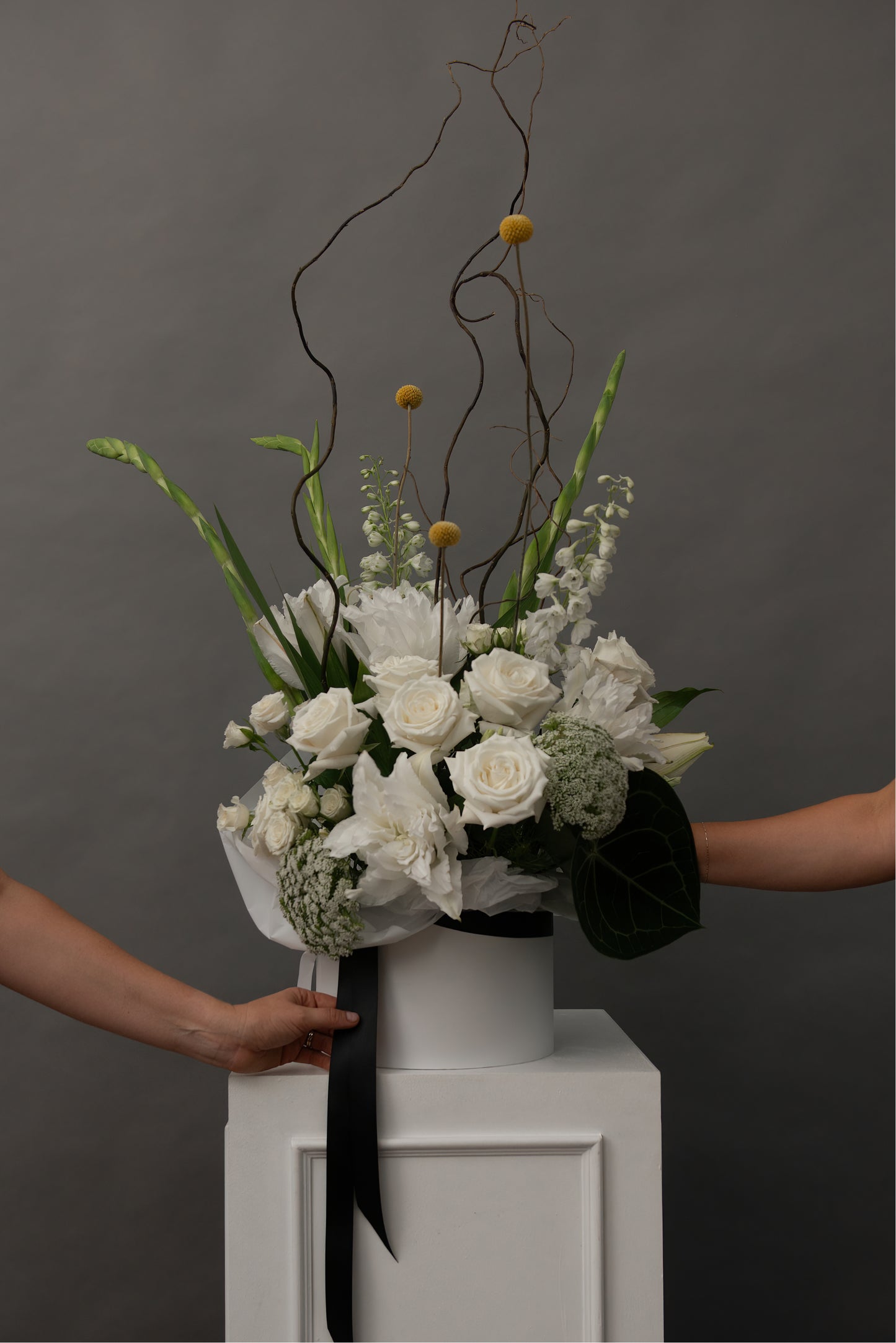 Premium Bouquet in a Hatbox — White & Green
